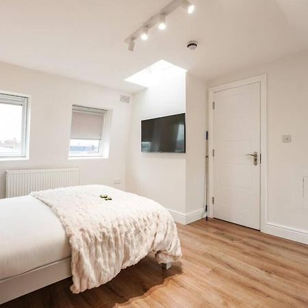 Newly Renovated Modern 4 Bed 3 Bath Apartment Лондон Экстерьер фото