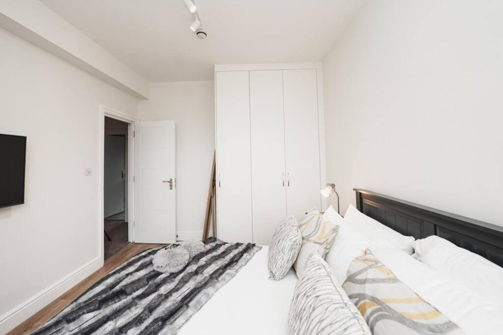 Newly Renovated Modern 4 Bed 3 Bath Apartment Лондон Экстерьер фото