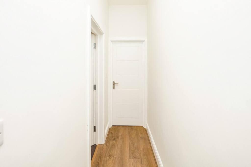 Newly Renovated Modern 4 Bed 3 Bath Apartment Лондон Экстерьер фото
