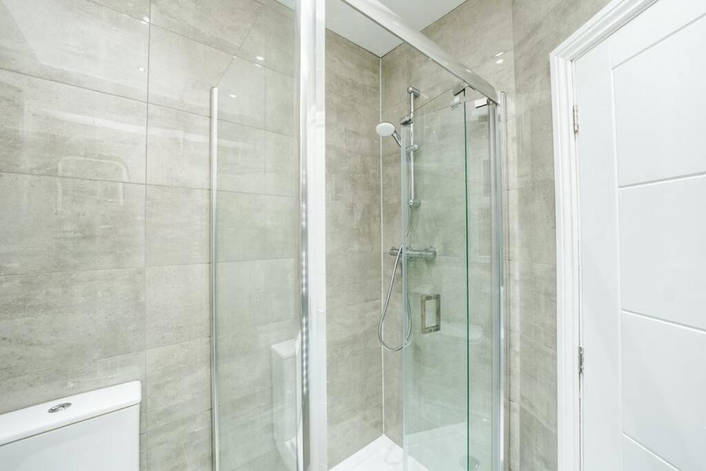 Newly Renovated Modern 4 Bed 3 Bath Apartment Лондон Экстерьер фото