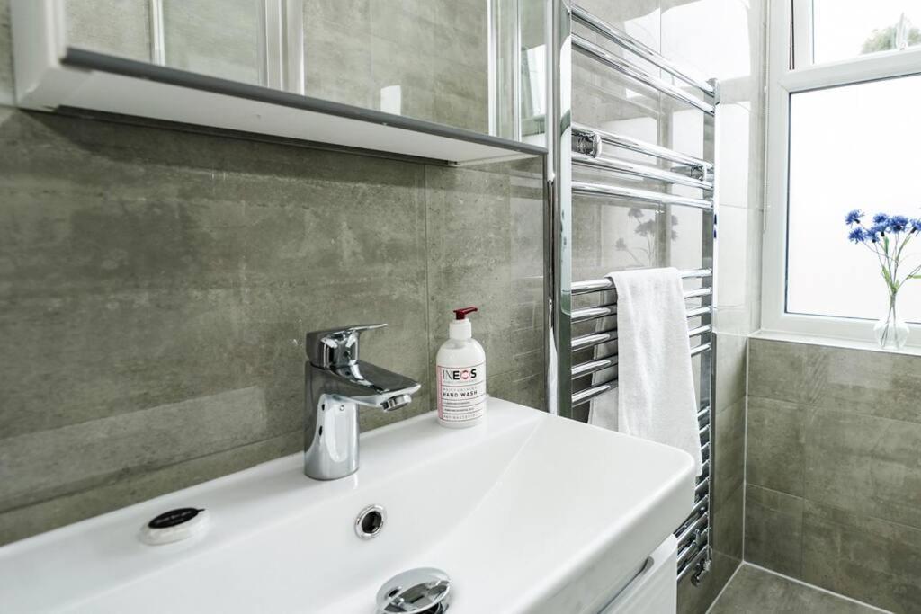 Newly Renovated Modern 4 Bed 3 Bath Apartment Лондон Экстерьер фото
