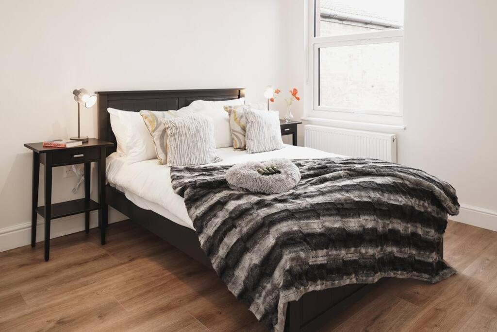 Newly Renovated Modern 4 Bed 3 Bath Apartment Лондон Экстерьер фото