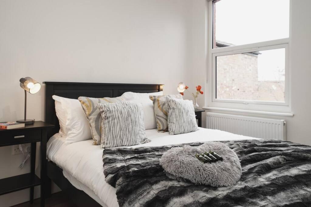 Newly Renovated Modern 4 Bed 3 Bath Apartment Лондон Экстерьер фото