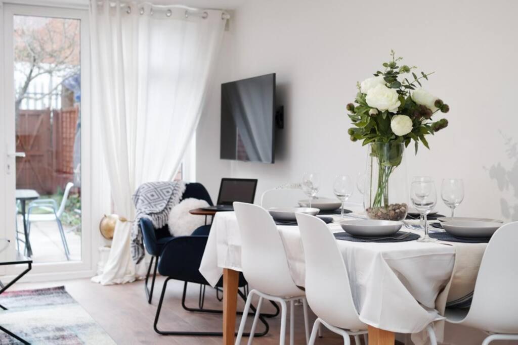 Newly Renovated Modern 4 Bed 3 Bath Apartment Лондон Экстерьер фото