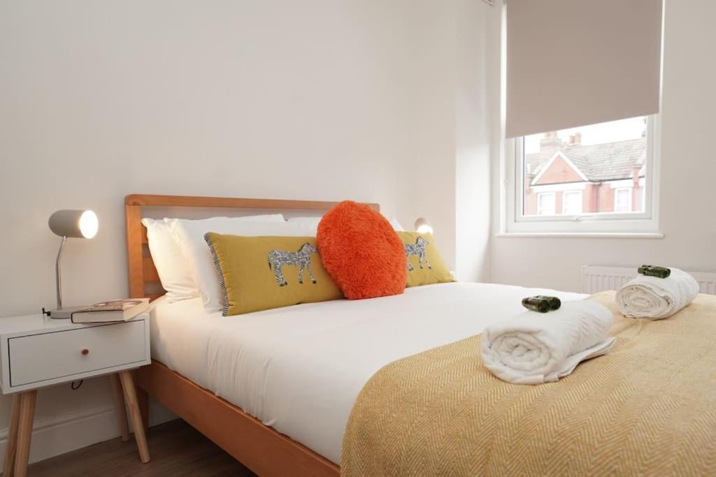 Newly Renovated Modern 4 Bed 3 Bath Apartment Лондон Экстерьер фото