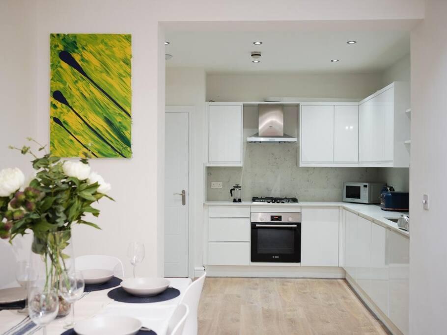 Newly Renovated Modern 4 Bed 3 Bath Apartment Лондон Экстерьер фото