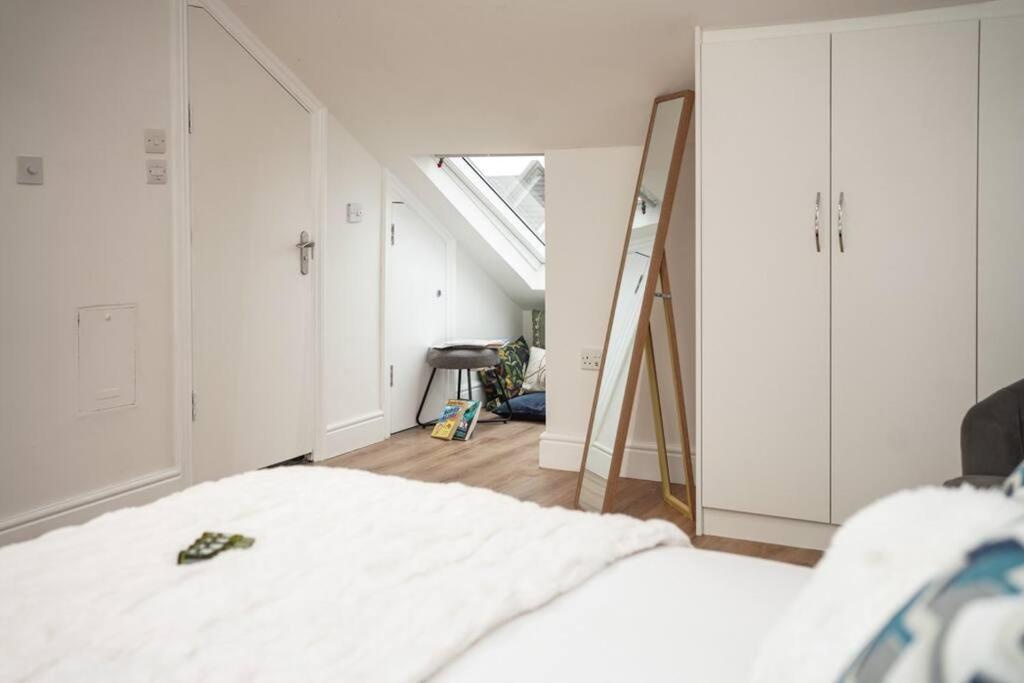 Newly Renovated Modern 4 Bed 3 Bath Apartment Лондон Экстерьер фото