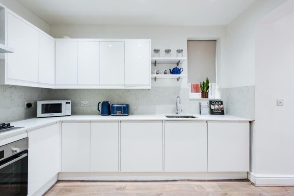 Newly Renovated Modern 4 Bed 3 Bath Apartment Лондон Экстерьер фото