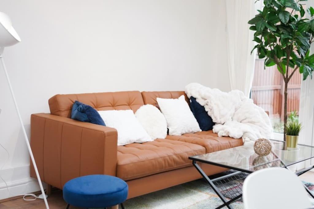 Newly Renovated Modern 4 Bed 3 Bath Apartment Лондон Экстерьер фото