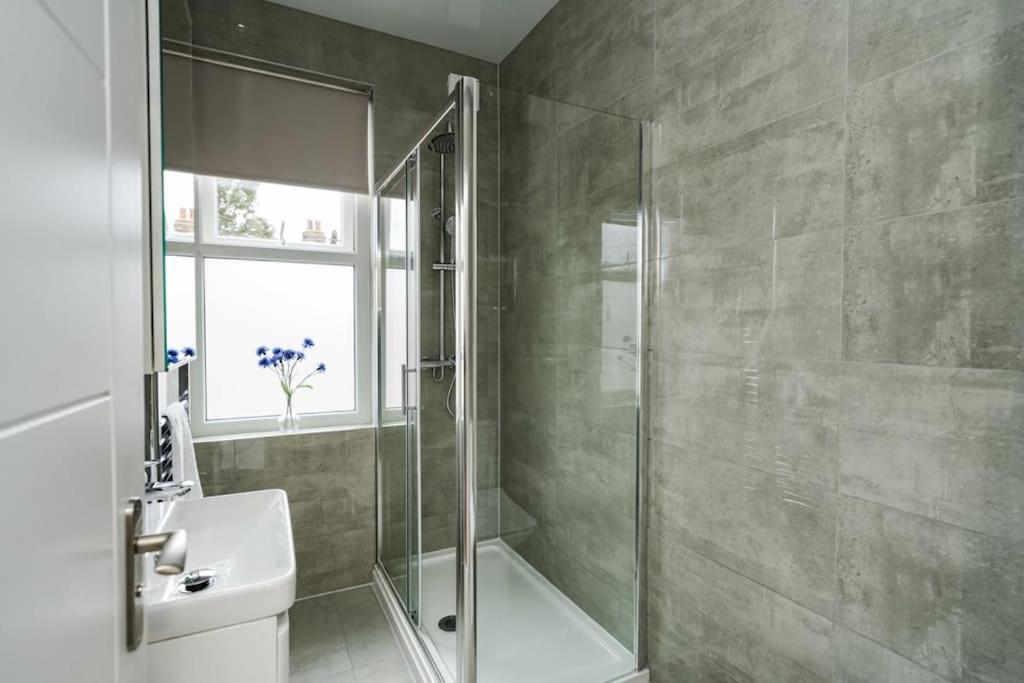 Newly Renovated Modern 4 Bed 3 Bath Apartment Лондон Экстерьер фото